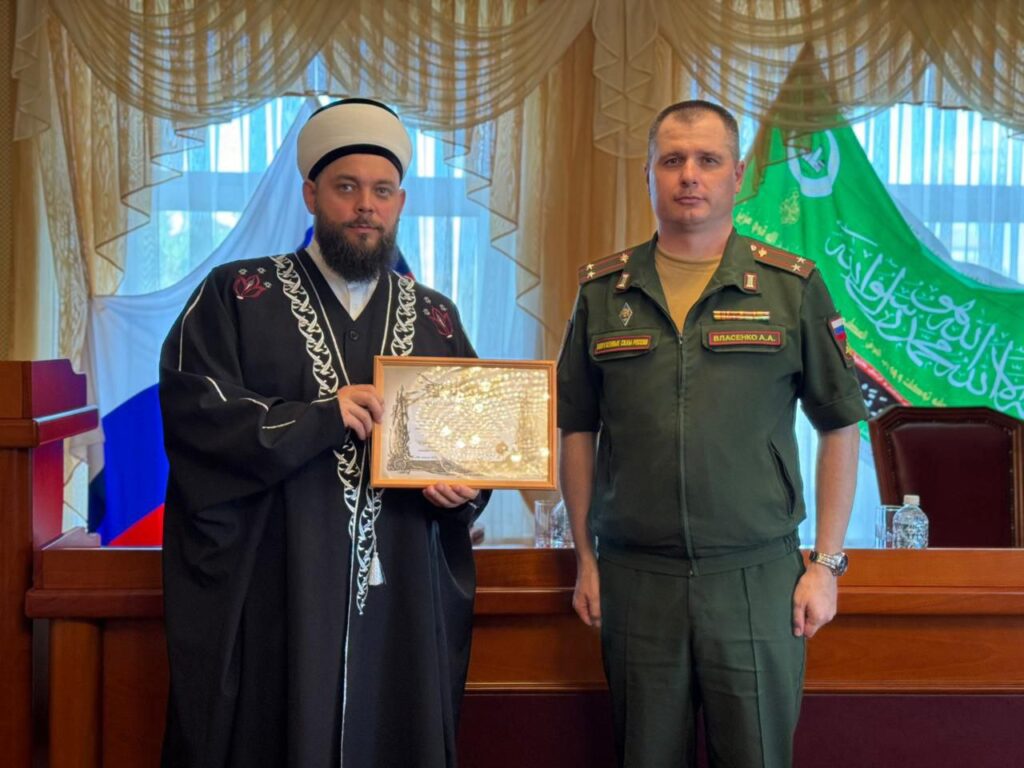 Признание важной миссии: муфтий Дальнего Востока удостоен благодарности военных