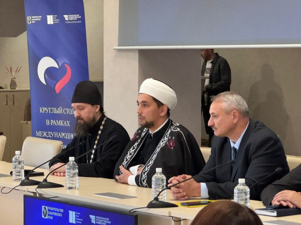 Участие заместителя муфтия Дальнего Востока в круглом столе Международного межрелигиозного молодежного форума