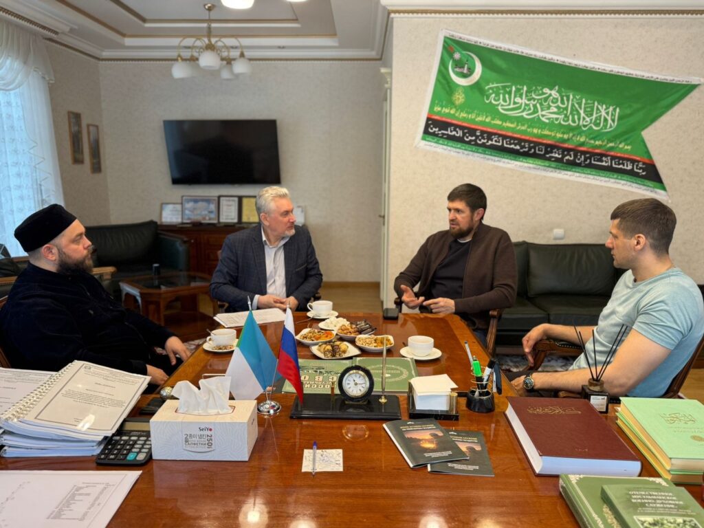 Муфтий Дальнего Востока встретился с руководством Центра адаптации иностранных граждан в Хабаровске