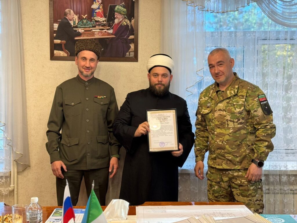 Муфтию Дальнего Востока вручено благодарственное письмо от добровольческого отряда «БАРС-8»